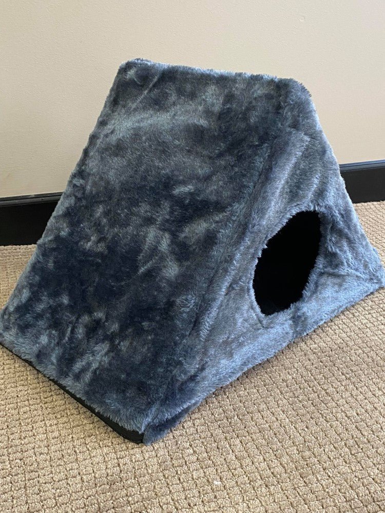 pixie-cat-scratching-cave-324572.jpg